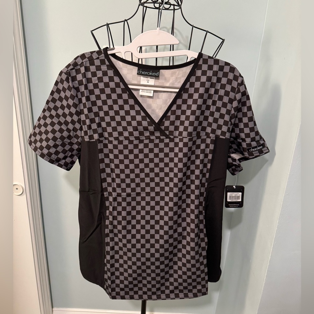 New Cherokee Black & Gray Checkered Women’s scrub top Medium M BAPS CKP602